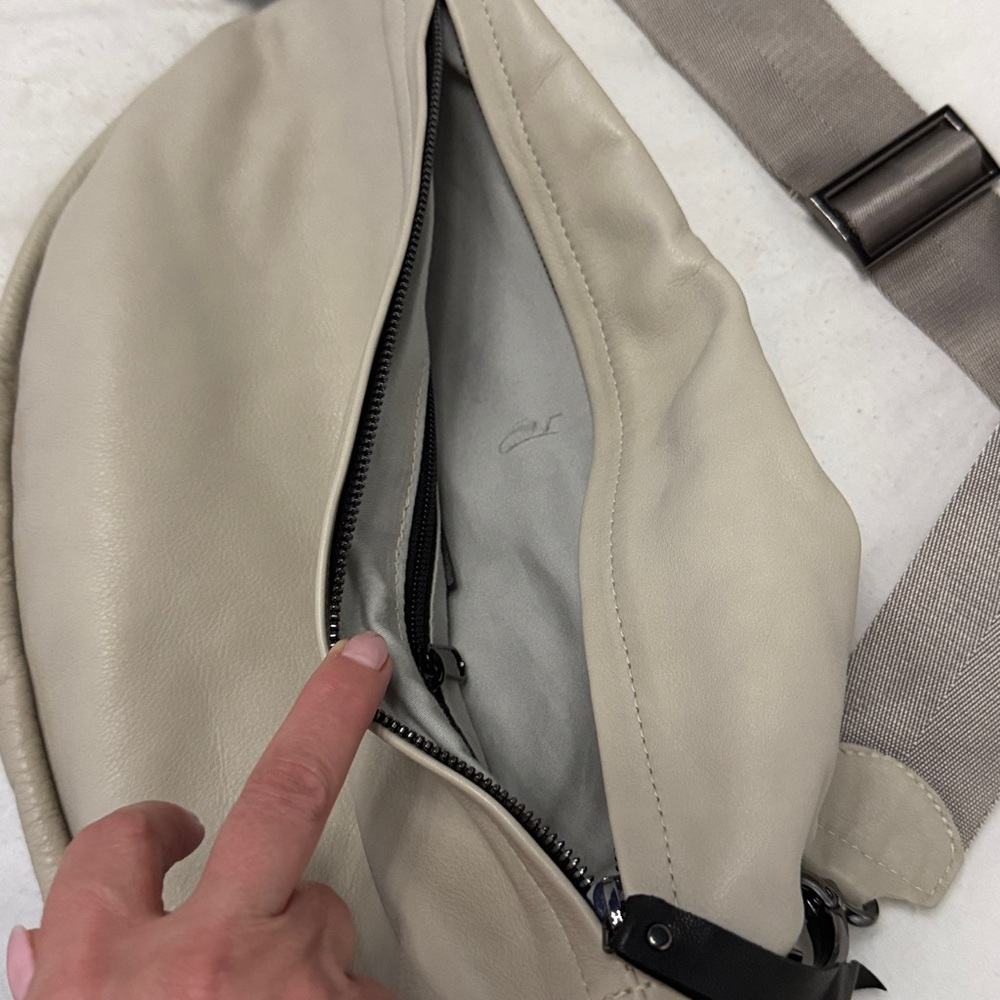 Elegant Cream Crossbody Bag - Picture 5 of 6